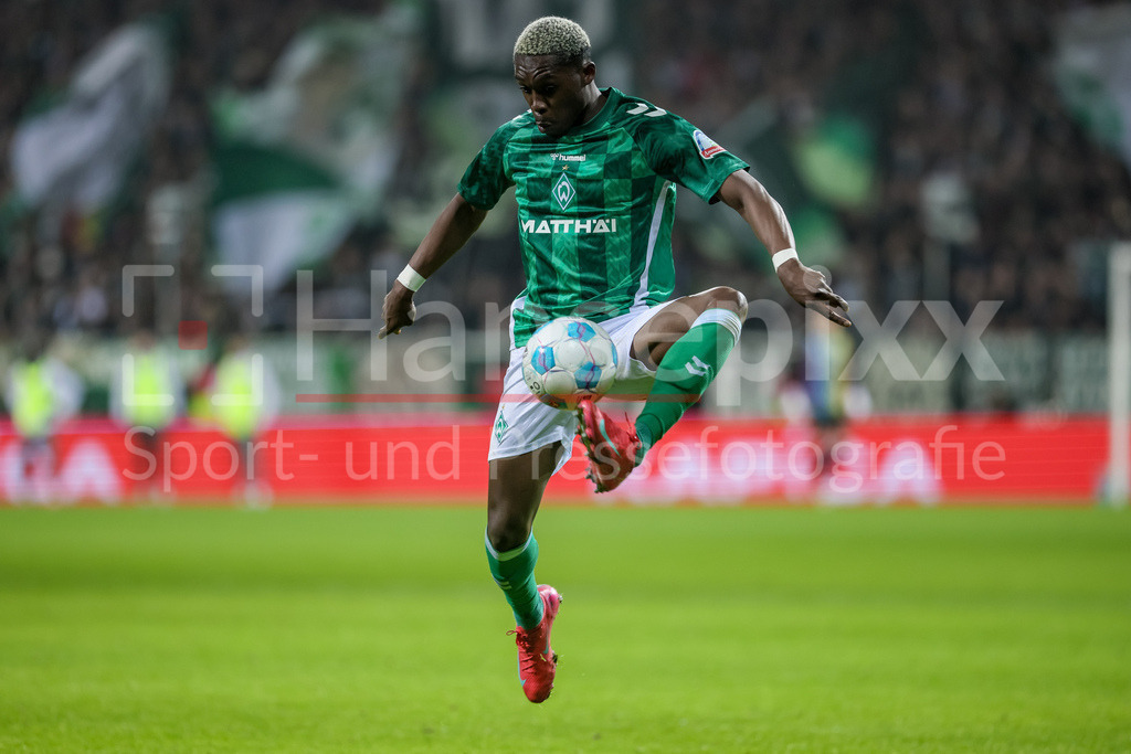 Fussball, Bundesliga, SV Werder Bremen - 1. FC Heidenheim | v.li.: Derrick Köhn (SV Werder Bremen, 19) am Ball, Freisteller, Einzelbild, Ganzkörper, Aktion, Action, Spielszene, DIE DFL-RICHTLINIEN UNTERSAGEN JEGLICHE NUTZUNG VON FOTOS ALS SEQUENZBILDER UND/ODER VIDEOÄHNLICHE FOTOSTRECKEN. DFL REGULATIONS PROHIBIT ANY USE OF PHOTOGRAPHS AS IMAGE SEQUENCES AND/OR QUASI-VIDEO.