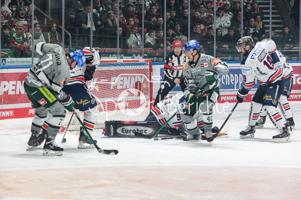 Augsburger Panther - Iserlohn Roosters | Mit vereinten Kraeften koennen die Roosters den Treffer zum 0-2 verhindern