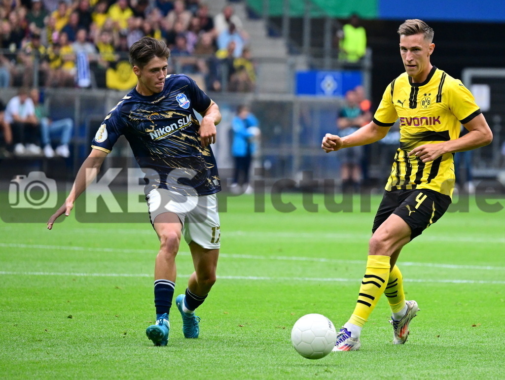 KBS Picture_PhoenixLuebeck-BorDortmund_032 | v.l. Obushnyi Yevhenii (Phoenix Luebeck) , Schlotterbeck Nico (Borussia Dortmund) ,Sportplatz :  Volksparkstadion, - Realisiert mit Pictrs.com