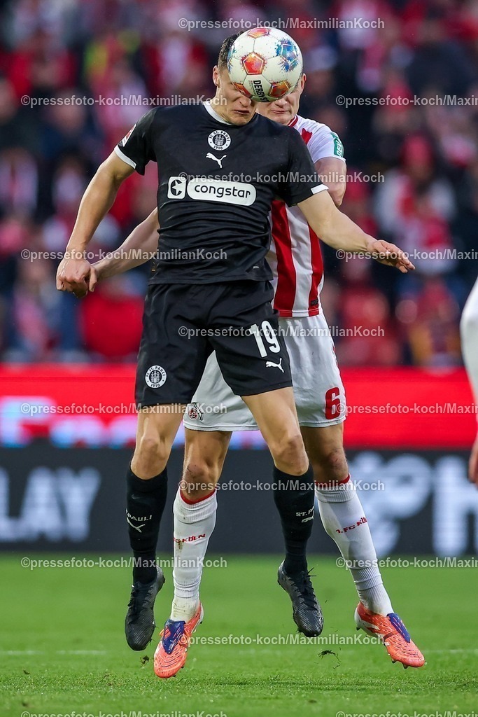 1FC06122501079 | 06.12.2025, Fußball, 1. FC Köln - FC St. Pauli, 1. Fußball Bundesliga, 13. Spieltag, RheinEnergie-STADION, Saison 2025 2026: Martijn Kaars&nbsp;(FC St.Pauli #19) im Zweikampf gegen  Eric Martel&nbsp;(1FC Koeln #06)  DFB regulations prohibit any use of photographs as image sequences and or quasi-video.