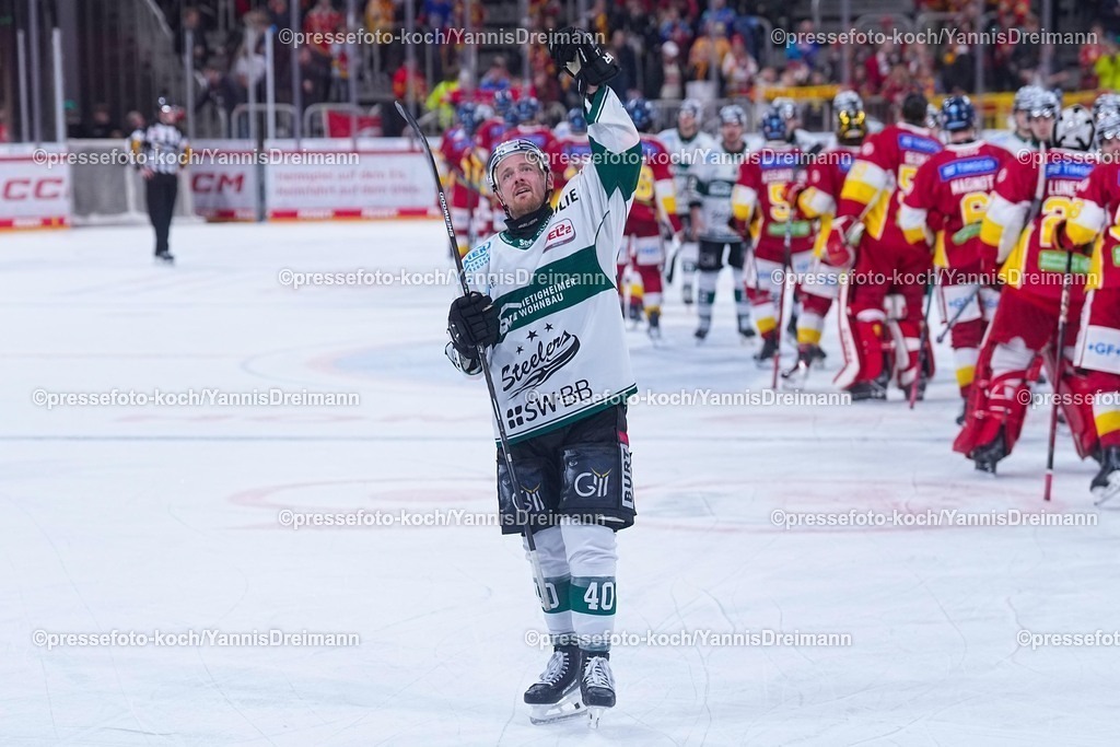xYDRx12122501059 | 12.12.2025, xydrx, Eishockey, DEL2, Düsseldorfer EG - Bietigheim Steelers, PSD Bank Dome Düsseldorf: Tim Schuele (Bietigheim Steelers #40) bejubelt den 4:1 SiegPhoto: xYannisxDreimannxPressefotoKochx