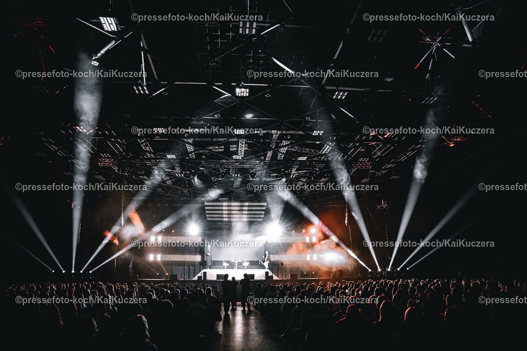 KKU16112401004 | 16.11.2024, xkkux, Düsseldorf, Mitsubishi Electric HALLE, Die Influencer Niklas van Lipzig und David Martin vom Podcast "Arm aber Sexy" performen bei ihrer Show dudes. LIVE UNCUT 2024