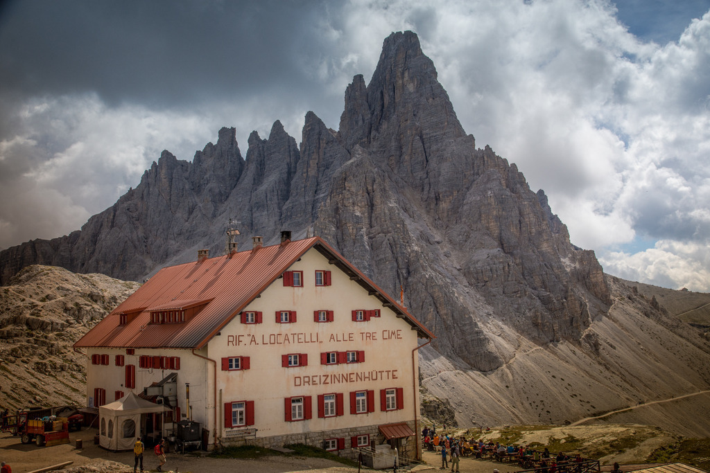 Blick auf die Dreizinnenhütte | Dreizinnenhütte in den Dolomiten - Realisiert mit Pictrs.com