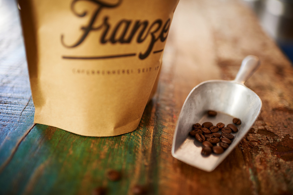 Cafebrennerei Franze | Wien, Austria - July 24, 2019: Cafebrennerei Franze am Kutschkermarkt, Packung mit Kaffee auf dem Tisch. - Realisiert mit Pictrs.com