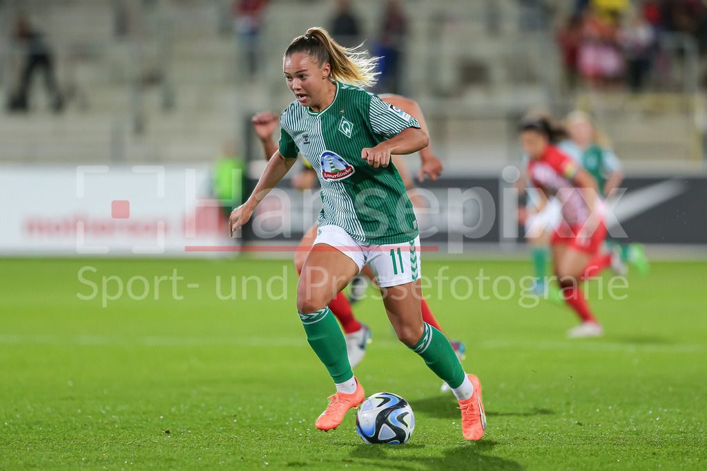 Fussball, Google Pixel Frauen-Bundesliga, SC Freiburg - SV Werder Bremen | v.li.: Maja Sternad (SV Werder Bremen, 11) am Ball, Einzelbild, Ganzkörper, Aktion, Action, Spielszene, DIE DFB-RICHTLINIEN UNTERSAGEN JEGLICHE NUTZUNG VON FOTOS ALS SEQUENZBILDER UND/ODER VIDEOÄHNLICHE FOTOSTRECKEN. DFB REGULATIONS PROHIBIT ANY USE OF PHOTOGRAPHS AS IMAGE SEQUENCES AND/OR QUASI-VIDEO.