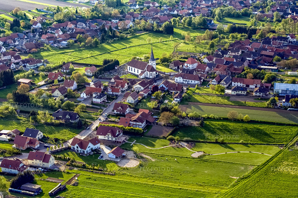 Luftbild: Rue des Eglises und Kirche von Südosten in Seebach im Bundesland Bas-Rhin in Frankreich. – Foto: IMG_10611.jpg vom 04.05.2008 durch Werner Riehm/FLY-FOTO.de – Auflösung des Originals: 3456 x 2304 px