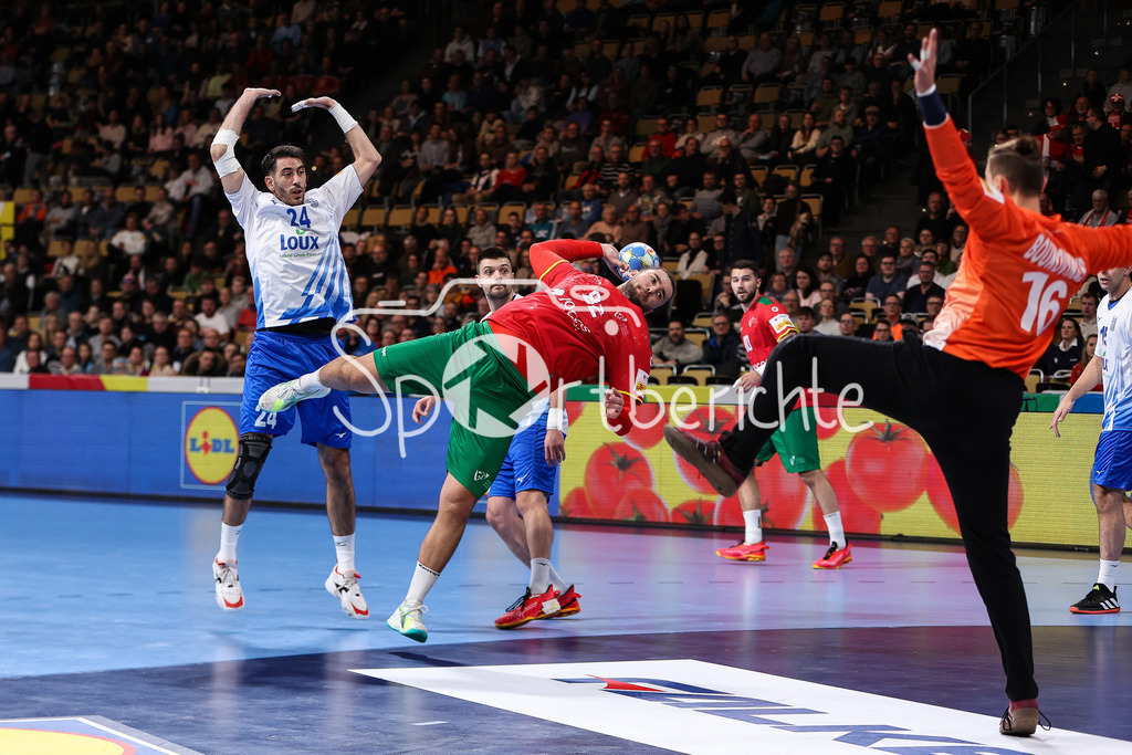 Portugal - Griechenland | Luis FRADE (POR #82) wirft am Kreis auf das Tor von Petros BOUKOVINAS (GRE #16)