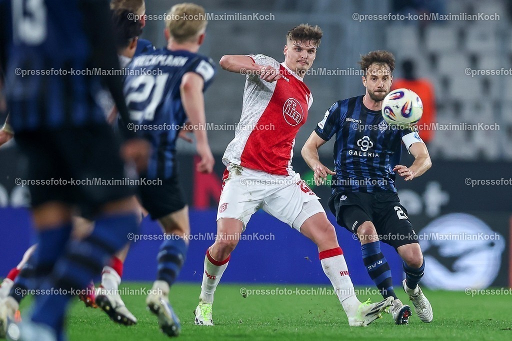 RWE04032602032 | 2026.03.04, Fußball, 3.Liga Herren, Rot-Weiss Essen -  SV Waldhof Mannheim, Stadion Hafenstraße, 27.Spieltag, Saison 2025 / 2026: Marek Janssen&nbsp;(Rot-Weiss Essen #20) im Zweikampf gegen  Julian Rieckmann (Waldhof Mannheim #21) Lukas Klünter (Waldhof Mannheim #24) DFB regulations prohibit any use of photographs as image sequences and or quasi-video.