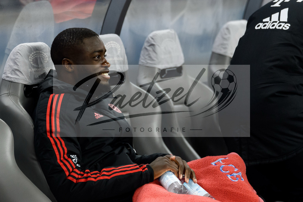 BSCFCB20220123_221 | Fussball, Herren: Dayot Upamecano (FC Bayern Muenchen) sitzt auf der Bank bei dem Spiel der 1. Bundesliga zwischen Hertha BSC und FC Bayern Muenchen im Olypiastadion am 23.01.2022 in Berlin, Deutschland.DFB / DFL REGULATIONS PROHIBIT ANY USE OF PHOTOGRAPHS AS IMAGE SEQUENCES AND/OR QUASI-VIDEO. - Realisiert mit Pictrs.com