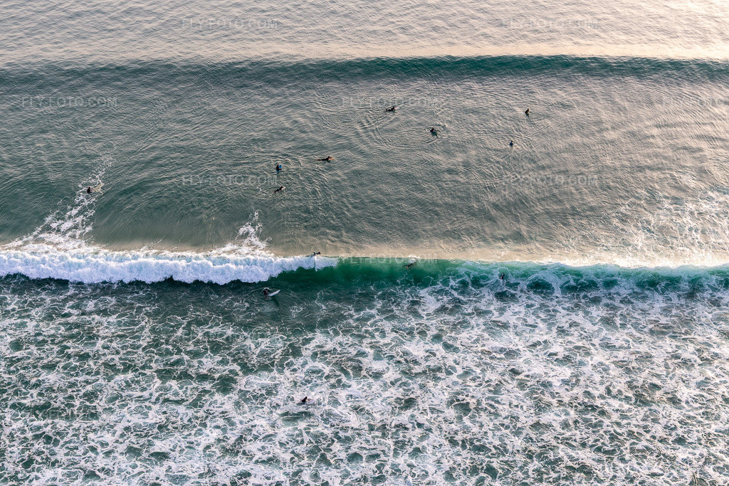 Aerial view: Wave surfers in front of the Plage de Tronoën in Saint-Jean-Trolimon in the state Finistere, France. – Photo: IMG_132569.jpg taken on 06/17/2022 by Werner Riehm/FLY-FOTO.com – Resolution of the original: 5472 x 3648 px