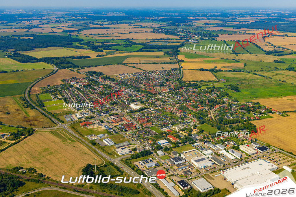Luftbild der Stadt Pampow - Die Luftaufnahme wurde 2025 vom UL-Flugzeug heraus erstellt ( keine Drohne ) - Hochauflösende Luftaufnahme - für professionelle Ausdrucke geeignet. Die Geschenkidee !Hier alle&nbsp;Infos zur Lizenzierung der LuftaufnahmeWir fliegen auch dieses Jahr wieder in Ihre Region um Luftbilder zu erstellen.- Luftbild anfragen
