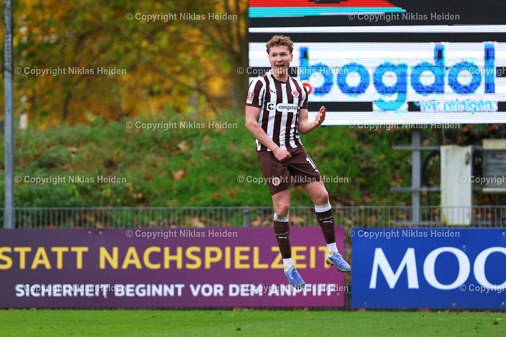 NH_FCStPauliU23_SVMeppen_RegionalligaNord_02112025 | #10 Rawley Angus St John FC St. Pauli U23) bejubelt seinen Treffer zum 1:0.Fußball I Herren I Regionalliga Nord I Saison 2025-2026 I 17. Spieltag I FC St. Pauli U23 - SV Meppen I 02.11.2025 I Edmund-Plambeck-Stadion