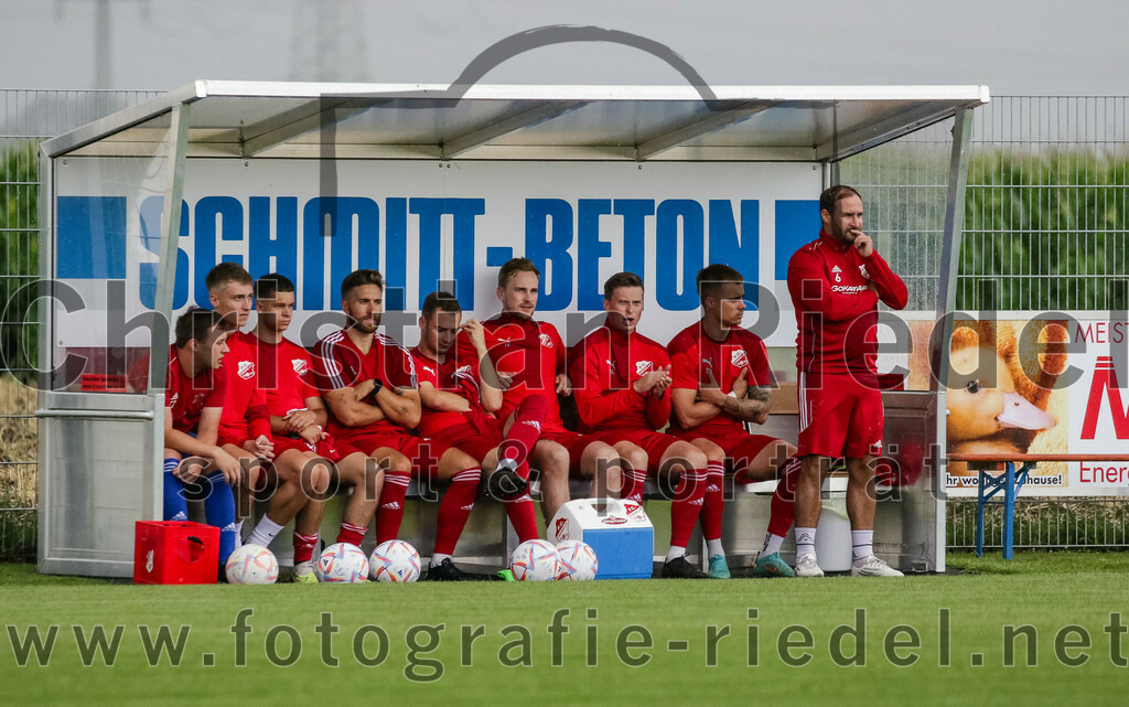 2023-07-29_012_FC_Finsing_gegen_SC_Kirchasch | Finsing, Deutschland, 29.07.2023:
Fußball, Kreisliga 2023 / 2024, 1. Spieltag, FC Finsing gegen SC Kirchasch, Endergebnis: 0:2

Maximilian Eberhart (FC Finsing, #21), Trainer Thomas Bonnet (FC Finsing)

Foto: Christian Riedel / fotografie-riedel.net
