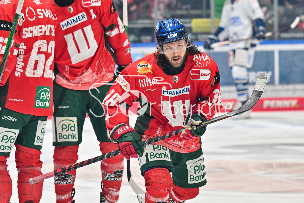 Augsburger Panther - Schwenninger Wild Wings | AUGSBURG, GERMANY - 02. JANUARY: Jubel der Panther nach dem Treffer zum 1-0 durch Anthony LOUIS (Augsburger Panther 18) / Tor / Torschuetze / Freude / Happy während dem Match zwischen den Augsburger Panthern und den Schwenninger Wild Wings am 35. Spieltag der Penny DEL im Curt Frenzel Stadion