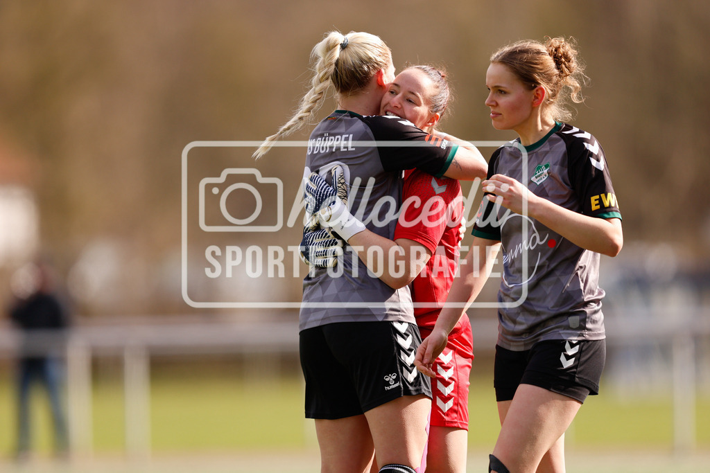 Fußball I Frauen I Saison 2025-2026 I Oberliga Niedersachsen I 16. Spieltag I BW Hollage - TuS Büppel I 15.03.2026-70 | Alicia Kersten (20, TuS Büppel) und Lena Wilkens (1, TuS Büppel) umarmen sich, nachdem Lena Wilkens (1, TuS Büppel) einen Strafstoß gehalten hat. - Realisiert mit Pictrs.com