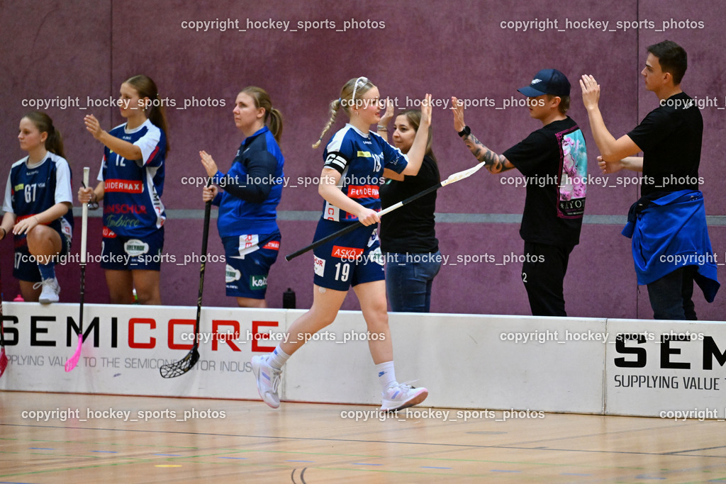 VSV Unihockey Damen vs. Wiener Floorballverein | #19 Katarina Dareb VSV Unihockey, Headcoach VSV Unihockey Kerstin Köll, Betreuer VSV Unihockey Karl Dorfer, Betreuer VSV Unihockey Kilian Kronig, #12 Paula Bildstein VSV Unihockey, #67 Emilia Forelli VSV Unihockey, VSV Unihockey Damen vs. Wiener Floorballverein, VSV Unihockey Damen vs. Wiener Floorballverein am 22.11.2025 in Villach (Ballspielhalle Lind), Austria, (Photo by Bernd Stefan)
