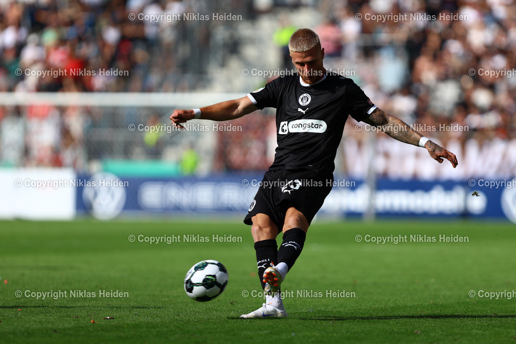 NH_FCEintrachtNorderstedt_FCStPauli_DFBPokal_16082025 | #23 Louis Oppie (FC St. Pauli)Fußball I Herren I DFB-Pokal I Saison 2025-2026  I 1. Runde I FC Eintracht Norderstedt - FC St. Pauli I 16.08.2025 I Millerntor-Stadion