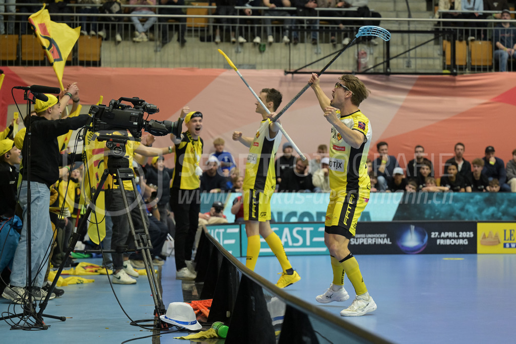 Zug United vs HC Rychenberg - 22. February 2025 | Zug United vs HC RychenbergSporthalle Wankdorf, BernManuel Matt (#15 HC Rychenberg Winterthur) erzielt auf Zuspiel von Tim Aeschimann (#81 HC Rychenberg Winterthur) das 0:1.Bild: Sportfotografie Markus Aeschimann | www.markus-aeschimann.ch - Realisiert mit Pictrs.com