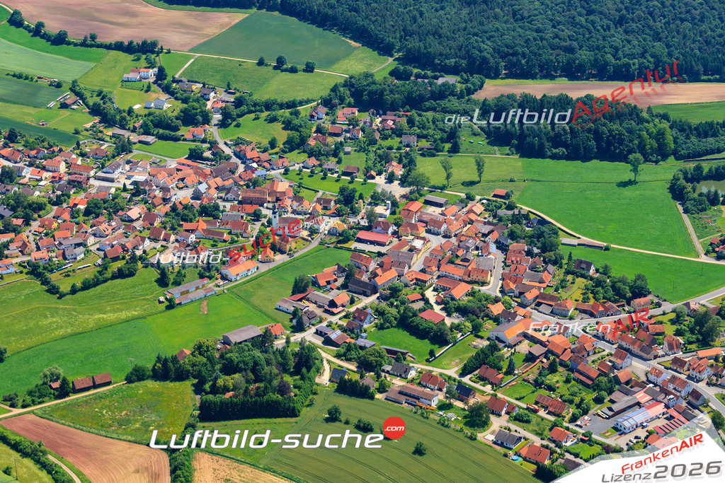 Die Luftaufnahme der Stadt Ermershausen wurde vom UL-Flugzeug heraus erstellt ( keine Drohne )- hohe Auflösung für beste Qualität