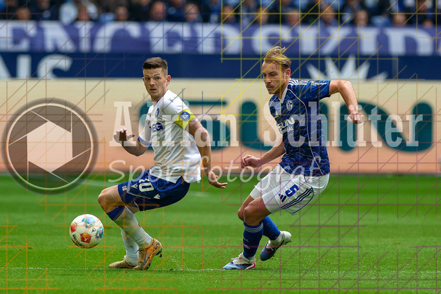 05.04.2026, GER, Fussball, Herren, 2. BL, Saison 2025/2026, FC Schalke 04 - Karlsruher SC | Marvin Wanitzek (KSC) und Timo Becker (S04) im Kampf um den Ball 