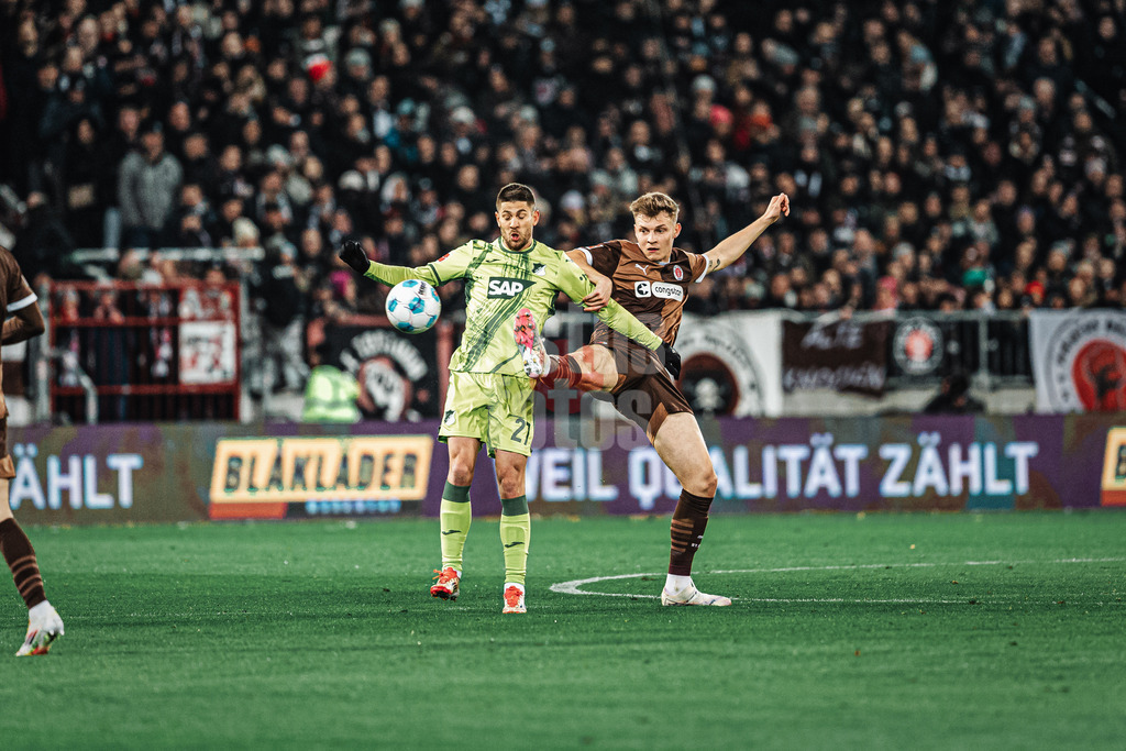 Fußball | Männer | Saison 2024/2025  | Fußball-Bundesliga | 26. Spieltag | FC St. Pauli vs. TSG Hoffenheim | 14.03.2025 | v.l. Andrej Kramaric (#27, TSG Hoffenheim) gegen David Nemeth (#4, FC St. Pauli)