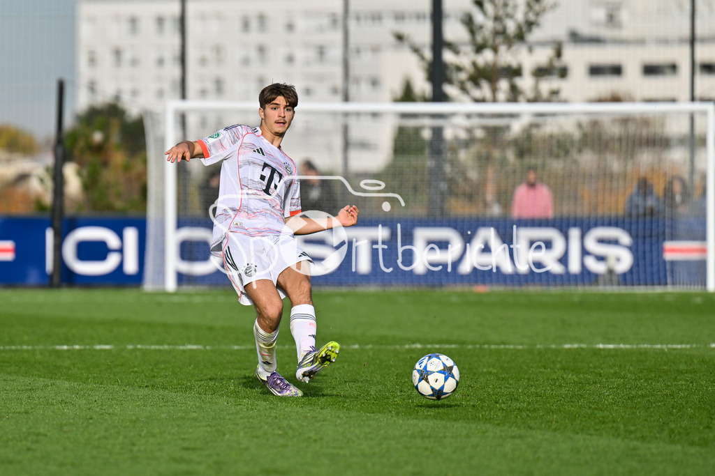 Paris Saint Germain U19 - FC Bayern München U19 | PARIS, FRANKREICH - 4. NOVEMBER: am Ball Raphael PAVLIC (FC Bayern München U19 5) beim Ligaspiel zwischen der U19 von Paris Saint Germain und der U19 des FC Bayern München am 4. Spieltag der UEFA Youth League am PSG Campus am 04.11.2025