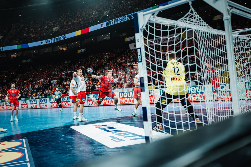 Handball | Herren | EHF EURO 2024 | European Championshop Men 2024 Final Tournament | Norwegen vs. Dänemark | 21.01.2024 | Magnus Gullerud (#21, Norwegen, NOR) wirft aufs Tor
