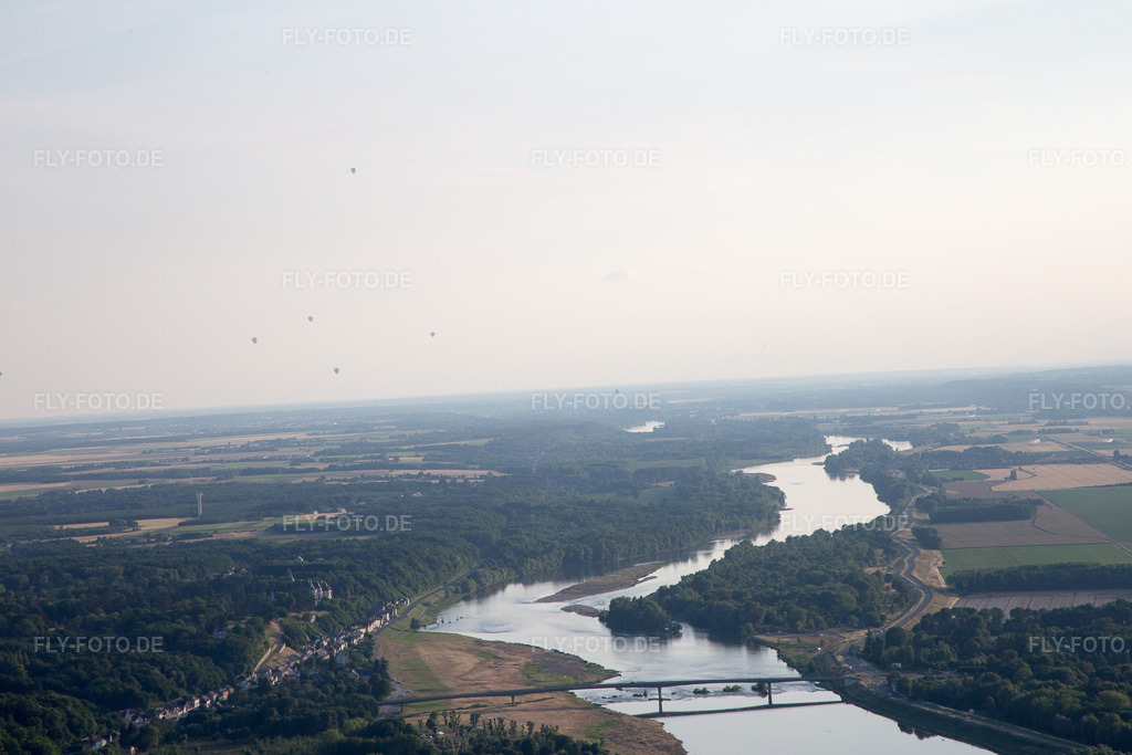 Luftbild: Ballone über der Loire in Chaumont-sur-Loire im Bundesland Loir-et-Cher in Frankreich. Foto: IMG_082459.jpg vom 20.06.2015 durch Werner Riehm/FLY-FOTO.de