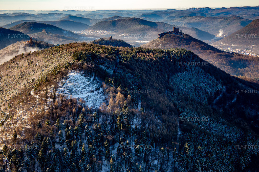 Luftbild: Burg Trifels, Burgruinen Anebos und Scharfenberg hinter dem Gleitschirmstartplatz Förlenberg im Winter bei Schnee in Leinsweiler im Bundesland Rheinland-Pfalz in Deutschland. Foto: IMG_139832.jpg vom 20.01.2024 durch Werner Riehm/FLY-FOTO.de