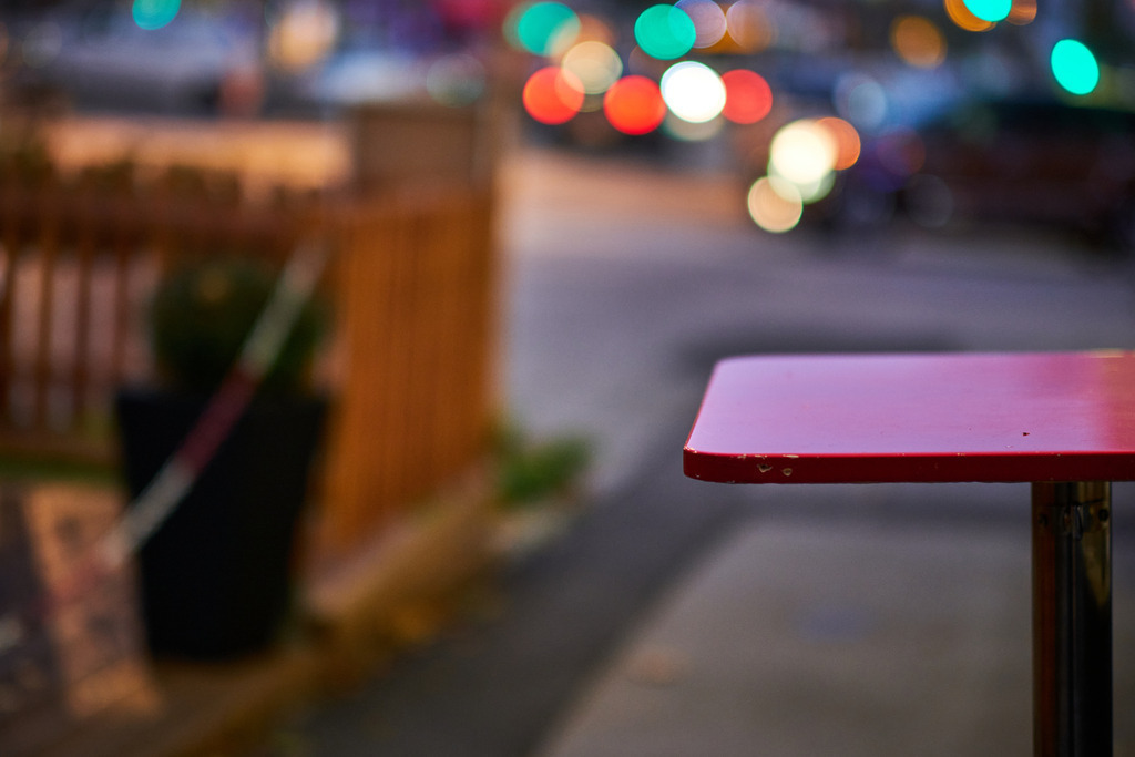 Restaurant mit leerem Tisch | Wien, Austria - November 11, 2020: Restaurant mit leerem Tisch auf dem Gehsteig. - Realisiert mit Pictrs.com