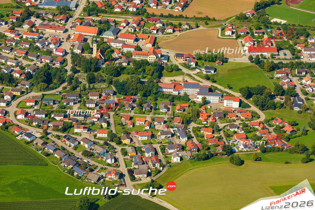 Luftaufnahme der Stadt Tacherting - Die Luftaufnahme wurde 2025 vom UL-Flugzeug heraus erstellt ( keine Drohne ) - Hochauflösende Luftaufnahme - für professionelle Ausdrucke geeignet. Die Geschenkidee !Mit Lizenz und Bildrechte bestellbar