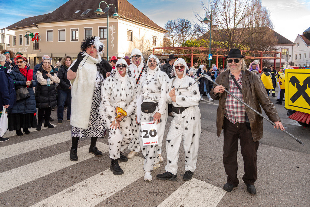 Umzug2025-206_9910 | Fotostrecke: FASCHINGSUMZUG 2025 in Loosdorf. 22 Masken(gruppen)-Teilnehmer: Loosdorfer Vereine, Wirtschaftstreibende, Gemeindeabordnungen sowie Kreditinstitute. rund 700 Besucher entlang der Hauptstrasse. Veranstaltungs-Sicherung durch Mannschaft der FF-Loosdorf mit schwerem Gerät. Maskenprämierung am EKZ-Platz durch Bgm. Thomas Vasku in den Kategorien: Bester Festwagen (Fa. gkonzept-Groissenberger; Beste Personengruppe-ASK-Loosdorf; Beste Einzelperson; Weiteste Anreise-FF Schollach;