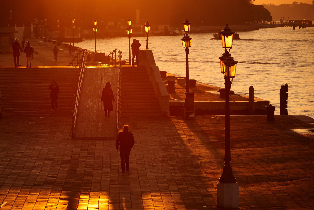 Sonnenaufgang an der Riva degli Schiavoni | Venedig, Italien - December 07, 2016: Sonnenaufgang an der Riva degli Schiavoni. - Realisiert mit Pictrs.com