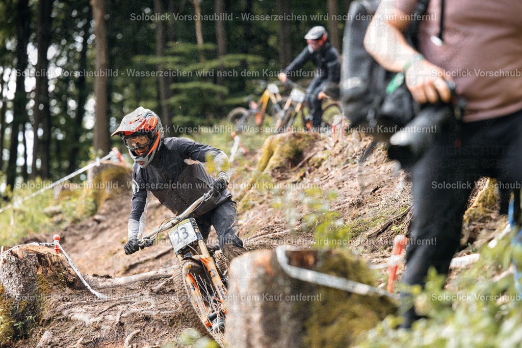 Mountainbike-Abenteuer im Wald | Hier ist eine detaillierte Analyse des Bildes, kategorisiert nach verschiedenen Aspekten: - Realisiert mit Pictrs.com