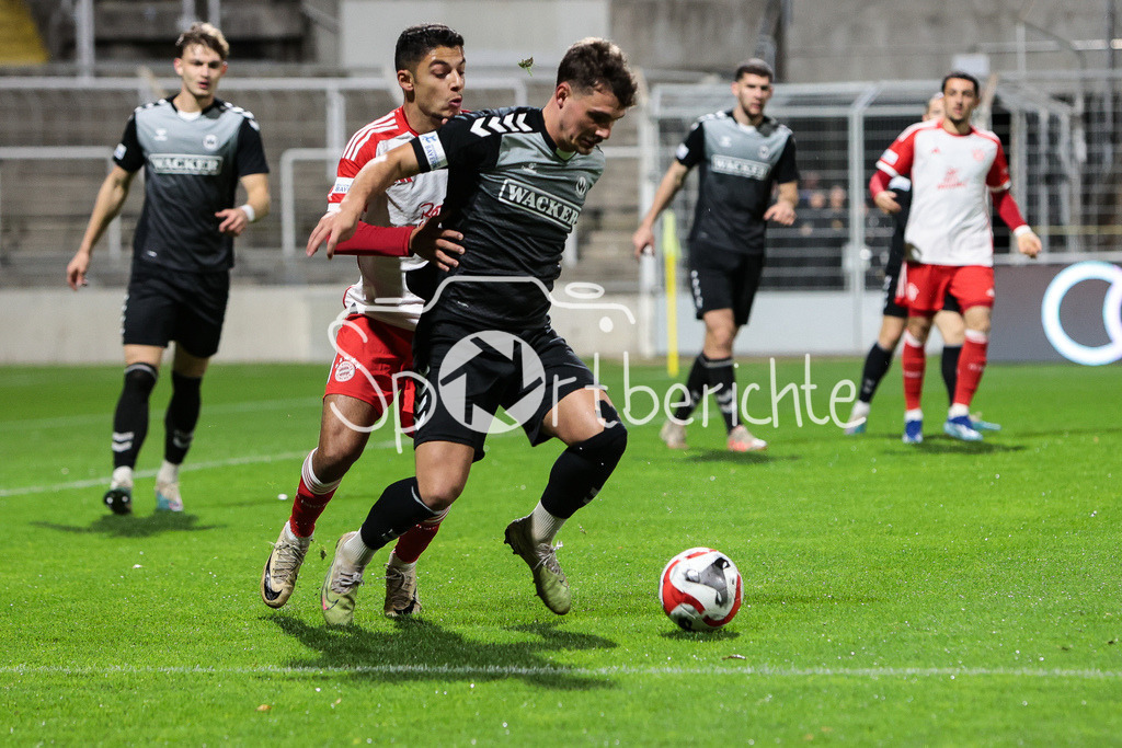 FC Bayern Amateure - SV Wacker Burghausen | Davide Dell'ERBA (FCB #19) im Duell mit Dennis SCHMUTZ (Wacker #7) / Zweikampf
