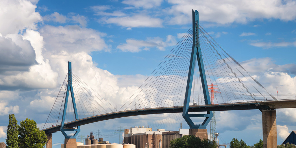 10241208 - Blick auf die Köhlbrandbrücke | Blick auf die Köhlbrandbrücke im Hamburger Hafen.