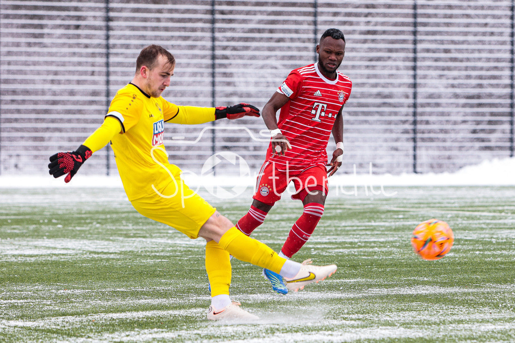 FC Bayern Amateure - VfB Eichstätt | Florian RAUH (VFB #21) am Ball, Desire Segbe AZANKPO (FCB #34)