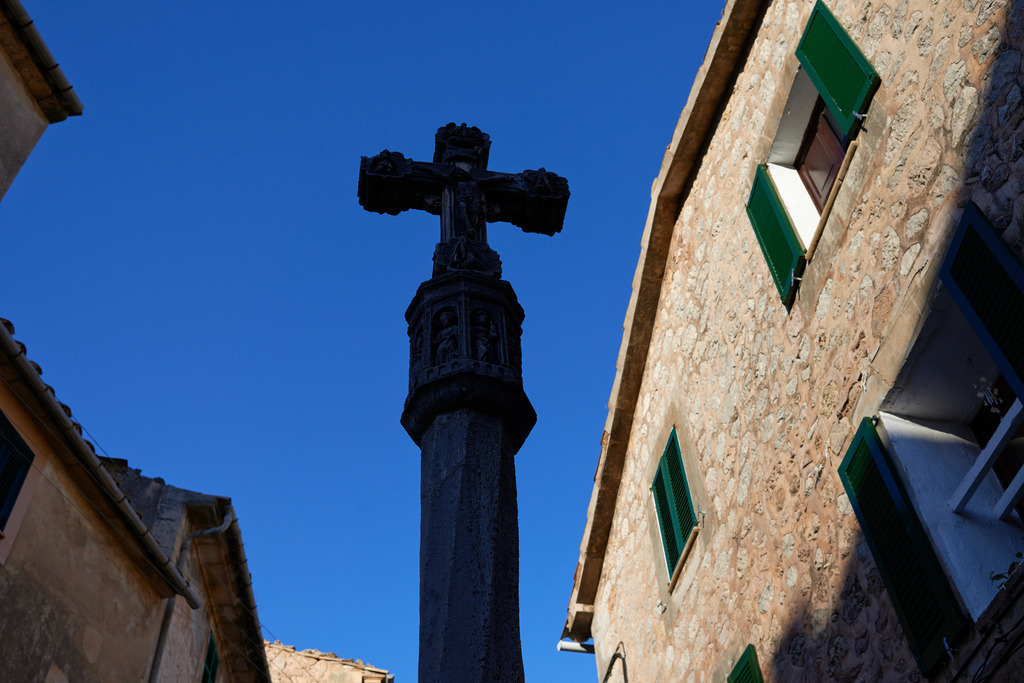 Steinernes Kreuz in der Gasse | Valldemossa, Spanien - January 01, 2014: Steinernes Kreuz in der Gasse. - Realisiert mit Pictrs.com