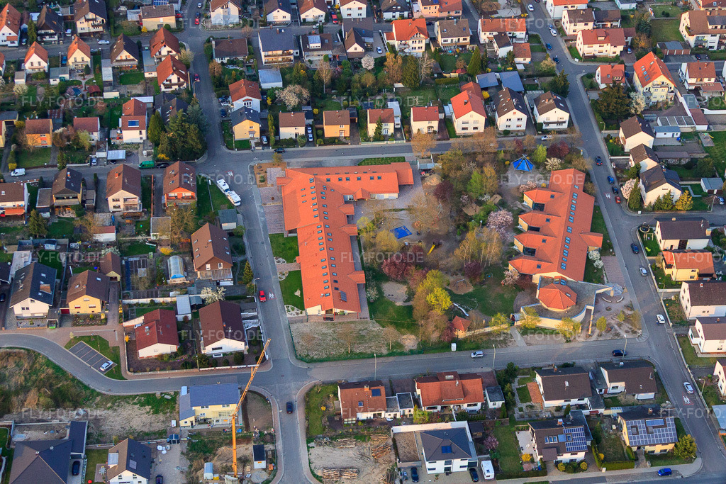 Luftbild: Kindergarten Albertino in der Albert-Schweitzer-Straße und Kindergarten Schwalbennest in der Marienstraße in Jockgrim im Bundesland Rheinland-Pfalz in Deutschland. Foto: IMG_63390.jpg vom 28.03.2014 durch Werner Riehm/FLY-FOTO.deWWW.KITA-ALBERTINO-JOCKGRIM.DE