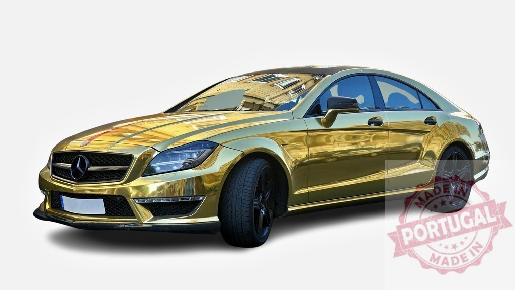 Golden Mercedes Benz CLS 350 reflecting surrounding buildings | Golden Mercedes Benz CLS 350 reflecting surrounding buildings parked on a white background - Realisiert mit Pictrs.com