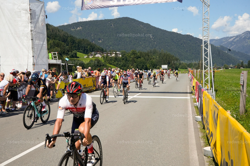 670_20230817_Bewerb_Maenner_Muehlanger | AUT - OESTERREICH, 2023-08-16: SPORT RENNRAD-FAHREN - 55. INTERNATIONALER RADWELTPOKAL IN ST. JOHANN IN TIROL  - Vintage-Radrennen mit WM-Bronze-Medaillen-Siegerin Christina Schweinberger, den Teilnehmer und Alexander Baumann (vom Orginastions-Team) - TAG 2 BEWERB MAENNER IN SECHS GRUPPEN  ; Foto: Roland Muehlanger