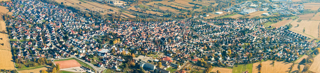 Luftbild: Panorama von Westen in Hagenbach im Bundesland Rheinland-Pfalz in Deutschland. Foto: IMG_35365-Bearbeitet.jpg vom 31.10.2010 durch Werner Riehm/FLY-FOTO.deAuflösung des Originals: 14134 x 3242 px