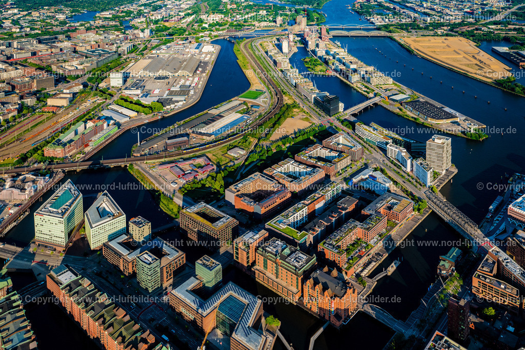 Hamburg_Baakenhafen_Hafencity_ELS_8284160625 | HAMBURG 16.06.2025 Büro- und Geschäftshaus- Ensemble des Elbtorquartier an der Hongkongstraße - Shanghaiallee - Elbtorpromenade im Ortsteil HafenCity in Hamburg, Deutschland. // Office building - Ensemble of the Elbtorquartier on Hongkongstrasse - Shanghaiallee - Elbtorpromenade in the district HafenCity in Hamburg, Germany. Foto: Martin Elsen
