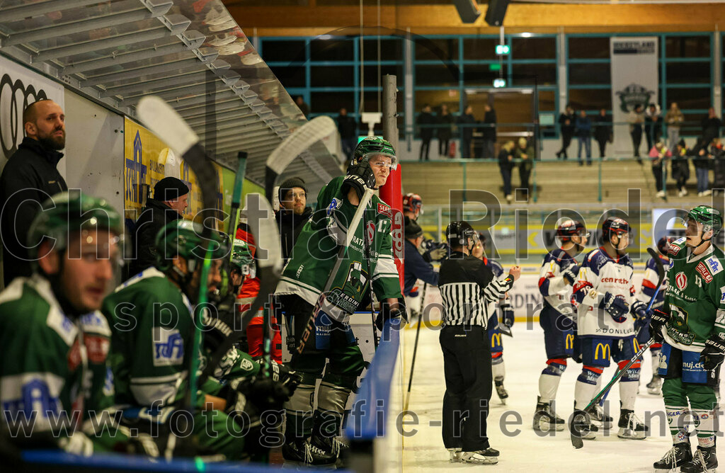 2024-01-05_133_TSV_Erding_gegen_VfE_Ulm-Neu-Ulm | Erding, Deutschland, 05.01.2024:
Eishockey, Bayernliga Vorrunde 2023 / 2024, 22. Spieltag, TSV Erding gegen VfE Ulm/Neu-Ulm, Endergebnis: 7:6

Elia Ostwald (Erding Gladiators, #17)

Foto: Christian Riedel / fotografie-riedel.net