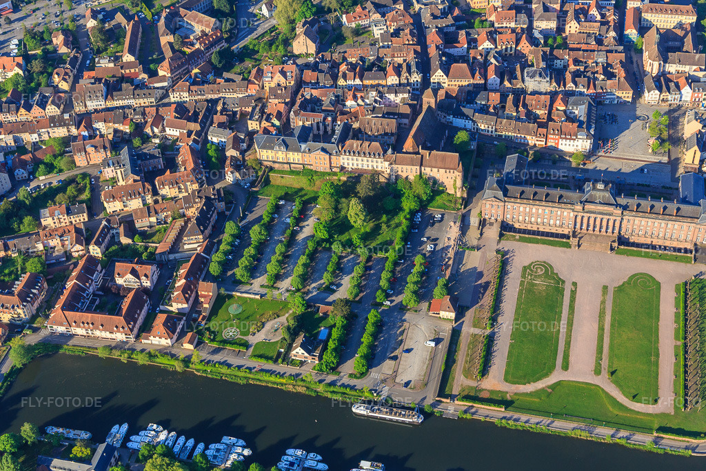 Luftbild: Schloss und Park Château des Rohan am Hafen Port de Saverne in Saverne im Bundesland Bas-Rhin in Frankreich. – Foto: IMG_145985.jpg vom 01.05.2025 durch Werner Riehm/FLY-FOTO.de – Auflösung des Originals: 5126 x 3417 px – Culture & patrimoine | Office de Tourisme du Pays de Saverne