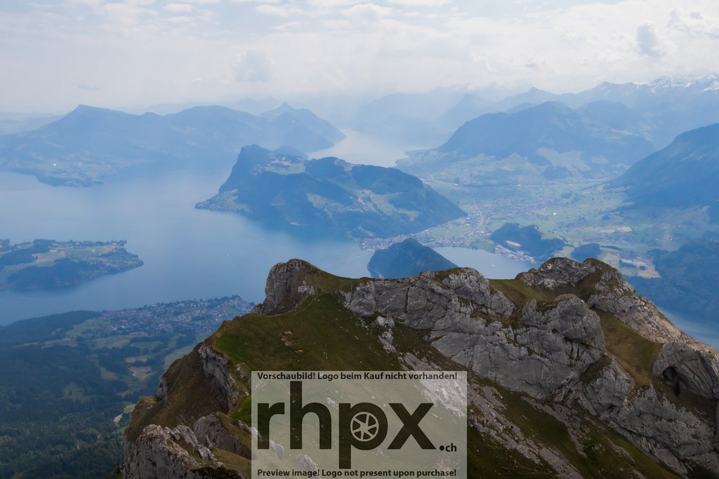 Aussicht vom Pilatus auf den Vierwaldstättersee | Weite Aussicht vom Pilatus über den Vierwaldstättersee. - Realisiert mit Pictrs.com