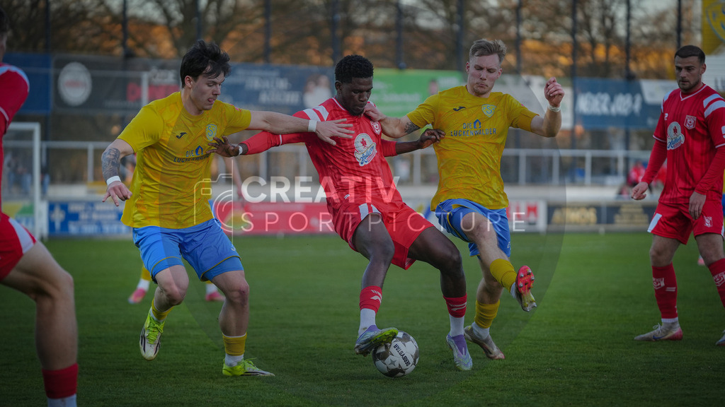 Fußball, Herren, Saison 2025/2026, Regionalliga Nordost, 22. Spieltag, FSV 63 Luckenwalde vs. Hallescher FC, Dienstag 07.04.2026, Werner-Seelenbinder-Stadion Luckenwalde, | Fußball, Herren, Saison 2025/2026, Regionalliga Nordost, 22. Spieltag, FSV 63 Luckenwalde vs. Hallescher FC, Dienstag 07.04.2026, Werner-Seelenbinder-Stadion Luckenwalde, Im Bild: Matthew Meier (l. Luckenwalde), Bocar Baro (m. Halle) und Fabio Schneider (r. Luckenwalde) - Realisiert mit Pictrs.com