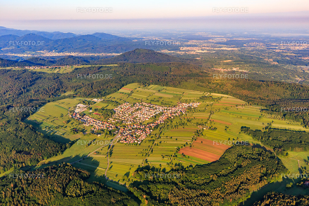Ortsansicht von Norden | Luftbild: Ortsansicht von Norden im Ortsteil Völkersbach in Malsch im Bundesland Baden-Württemberg in Deutschland. Foto: IMG_114331.jpg vom 30.05.2019 durch Werner Riehm/FLY-FOTO.de - Realisiert mit Pictrs.com