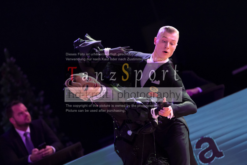 20241215_WDSF_Int_Open_Std-Riga-8834 | Tanzsportbilder, Standardtanz, Lateintanz, WDSF, DTV, LTVB, dancecomp, goc, hessen tanzt, blaues band der spree, walzer, tango, wiener walzer, slowfox, quickstepp, samba, rumba, cha-cha-cha, paso doble. jive, hd-kroft photography, turniertanzsport