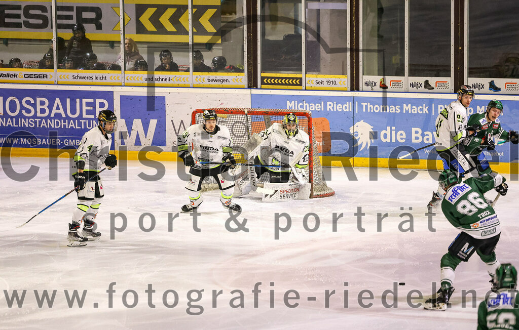 2024-02-02_032_TSV_Erding_gegen_ERSC_Amberg | Erding, Deutschland, 02.02.2024:
Eishockey, Bayernliga Vorrunde 2023 / 2024, 30. Spieltag, TSV Erding gegen ERSC Amberg, Endergebnis: 1:0

Philipp Siller (ERSC Amberg, #4), Torwart Timon Bätge (ERSC Amberg, #31), Michael Trox (Erding Gladiators, #86)

Foto: Christian Riedel / fotografie-riedel.net